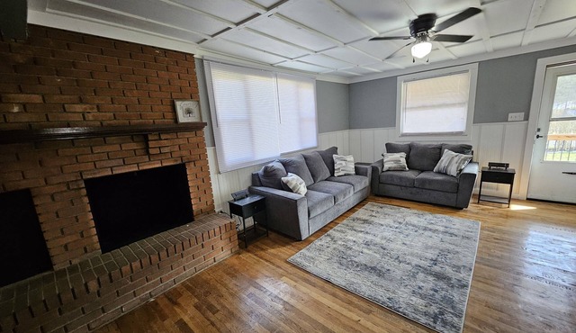 Circleview Suite, Nestled 5 minutes from Beckley,1934 home Remodeled and updated