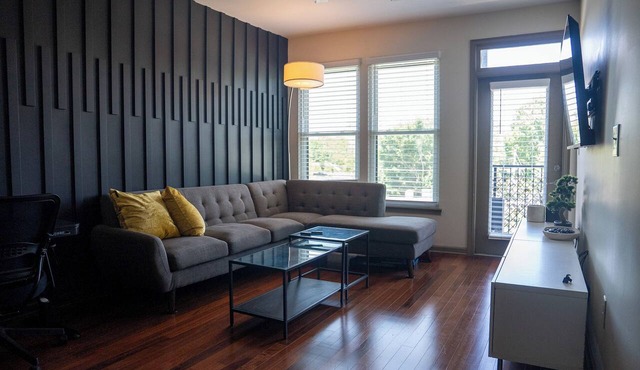 City Condo w/Den 7 Min to Stadium