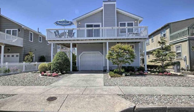 Classic Avalon upside-down style house with a ocean view just 4 houses from the beach. Sleeps up to 10