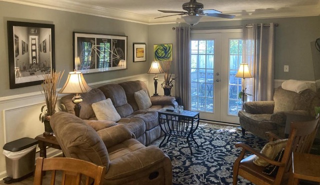 Classic City 3 bedroom 2 bath condo with deck close to UGA, Five Points, and Memorial Park in Athens