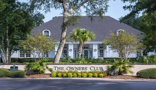 Close to beach, golf, shopping! Kick back in spacious, comfortable home.