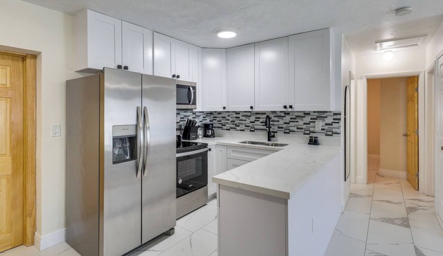 Close to Hard Rock Stadium! Group Getaway w/Yard