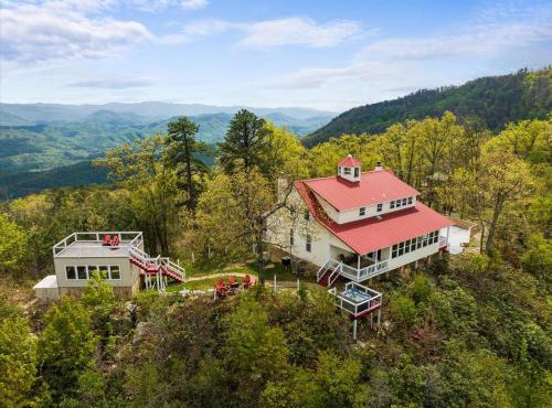 Cloud View Manor Stay Above the Clouds
