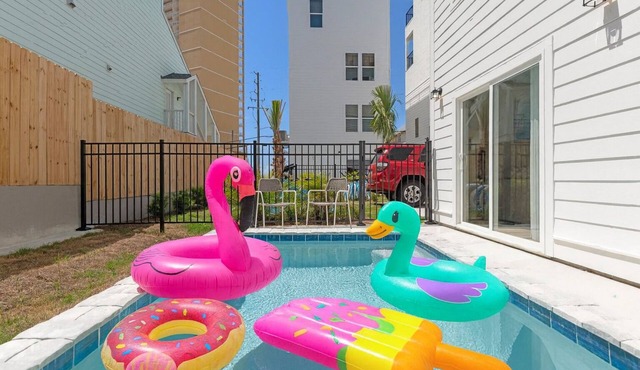 Coastal 5BR Retreat, Rooftop with Beach Views & Private Pool
