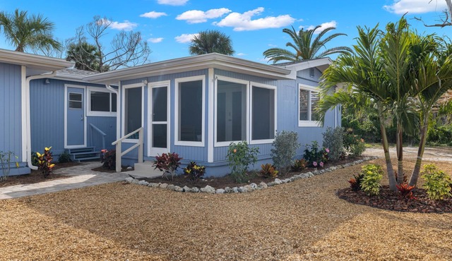 coastal chic cottage "Heron" minutes to the beach! JULY SAVINGS!
