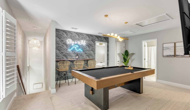 Coastal Chic Retreat - Minutes to Downtown Charleston and Beautiful Beaches