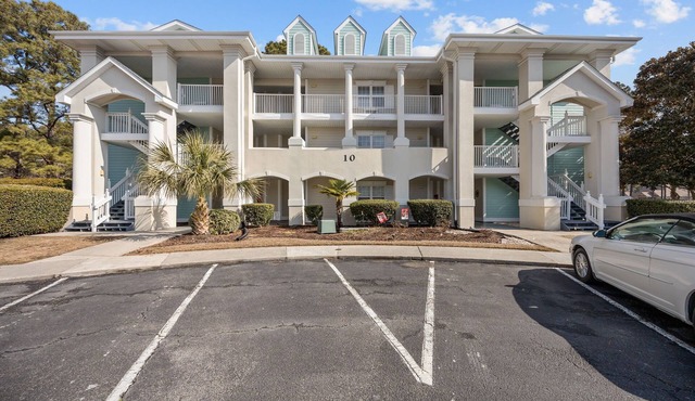Coastal Golf Course Condo – Shared outdoor pool and fitness center