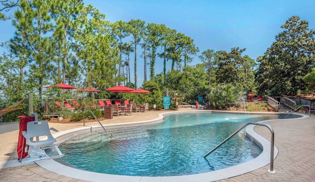 Coastal Studio w/Bay Views: Access to On-site Arcade, Fitness Center & Pool