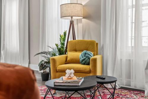 Colorful King Bed Apt Large Kitchen Game Room