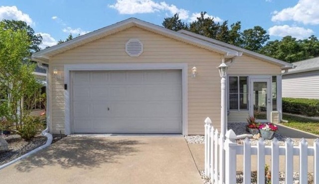 Come Play in this Beautiful 2/2 Villa! Great Location & Wi-Fi included!