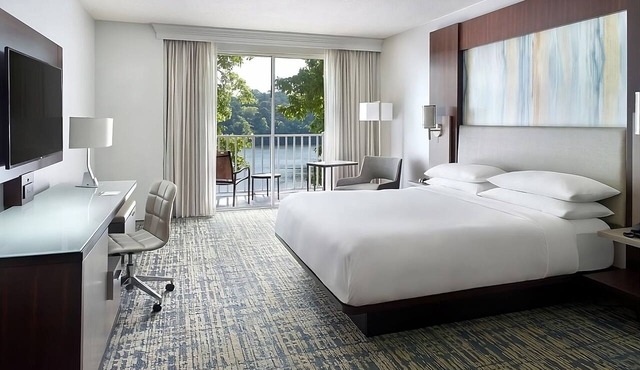 Comfort and Convenience! Onsite Pool, Parking!