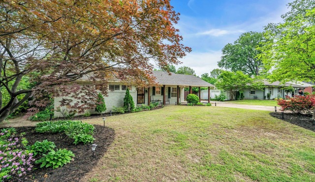 Comfy home in E Memphis centrally located. Minutes to everything!