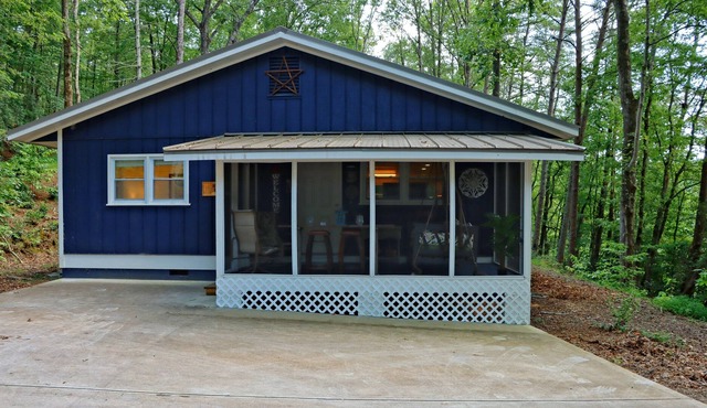 Completely Remodeled Cabin Minutes from Lake Burton! New Listing! Pet Friendly