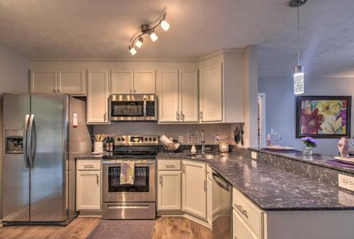 Condo w/Sunroom, Near Downtown Hendersonville!