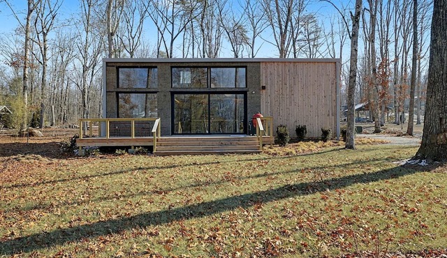 Contemporary Forest Hideaway with Stunning Glass Architecture in Tracy, Tennessee