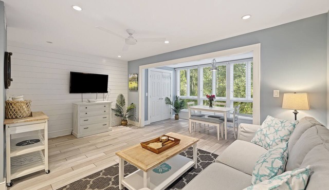 Contemporary Seascape Villa, Popular Kiawah West Beach, 1BR, Steps to Beach!