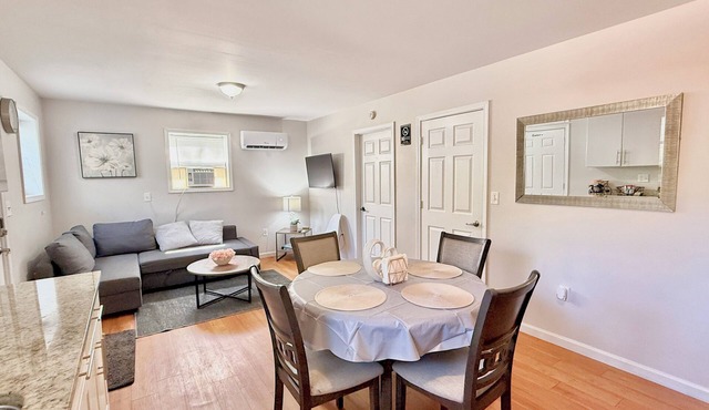 Convenient Bright 2 beds/1 Bath Apartment+10 Min Airport.Easy Access to Highway.