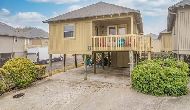 Cottage House - Steps to the Beach with Pool