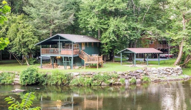 Cottage on the Tuckasegee River with firepit, picnic area, hot tub, & AC