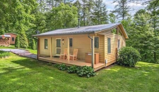 Couples Cabin with King bed and outdoor hot tub!