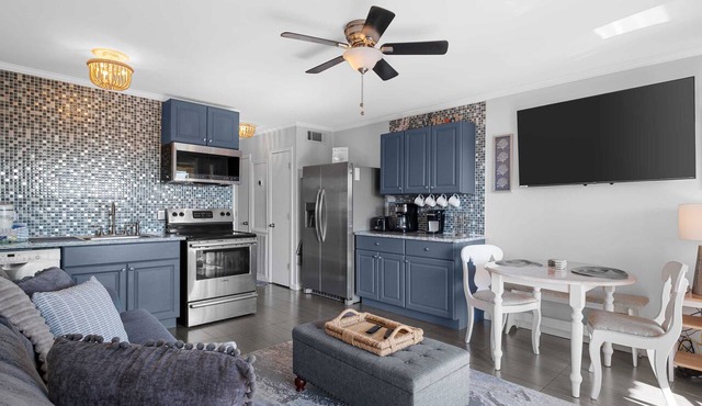 Couples Retreat with Modern Vibes. Ocean Views from Balcony. King Bed - C353