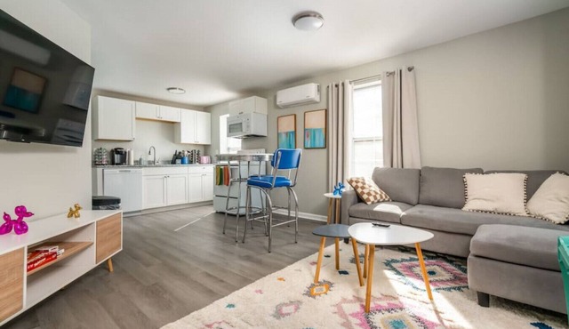 Cozy 1 bed APT near Five Points! Bring your pets!