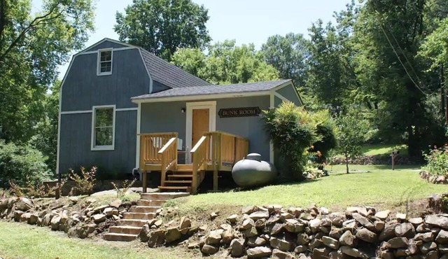 Cozy 1 bed suite, tucked away in the forest but only 4 miles from downtown!