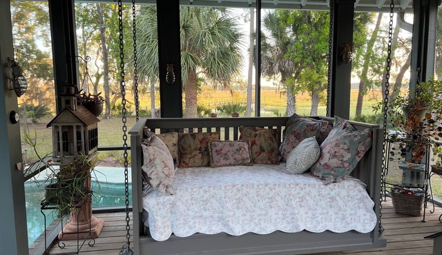 Cozy 1 bedroom riverfront cottage on Saint Helena Island with pool & beach pass