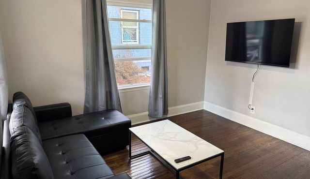 Cozy 1-Bedroom Apartment - Minutes to Downtown & Airport
