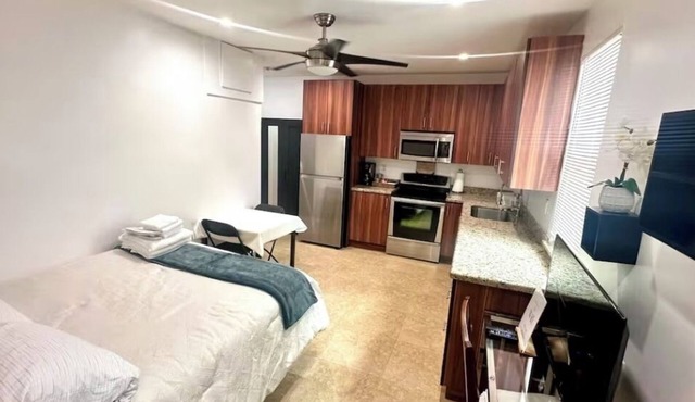 Cozy 1-bedroom studio with full kitchen in the Weston area!