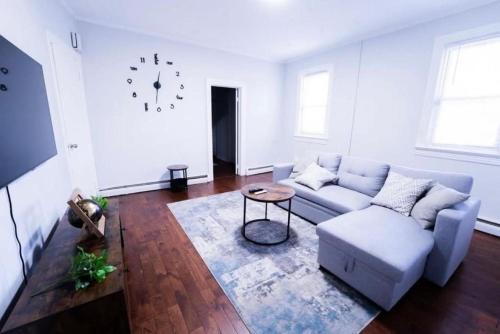 Cozy 1BR Apt with Workspace Near Train Station & Downtown