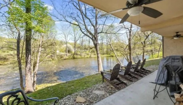 Cozy 2-bed/2bath riverfront condo in amazing Townsend with WiFi, AC