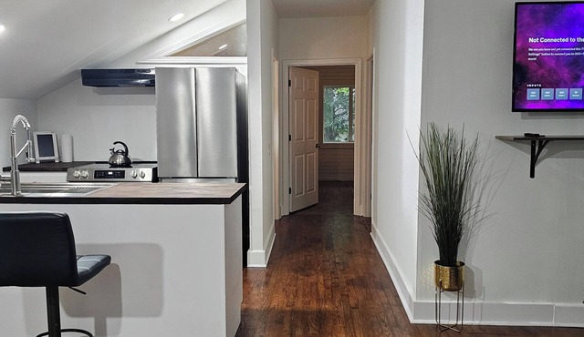 Cozy 2 Bedroom 2 Bath Guest House on the Lake - BBQ in the Park-Like Setting