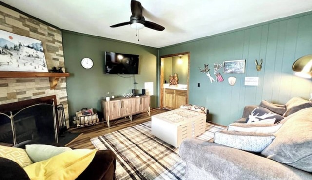 Cozy 2-bedroom condo in charming Beech Mountain with ski slope & mountain views!