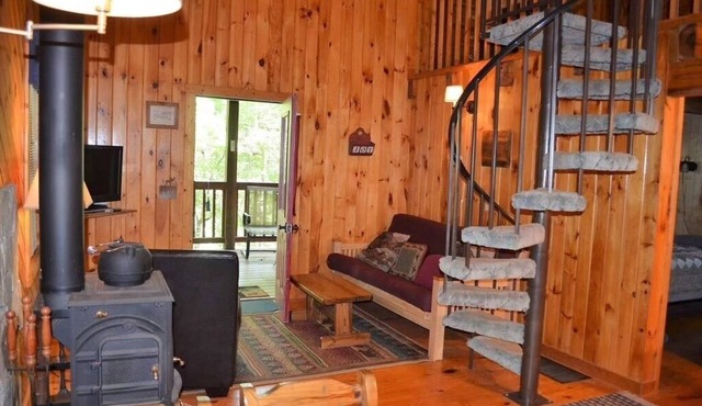 Cozy 2-bedroom cabin in awesome Blairsville with ac and wifi.