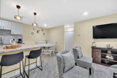 Cozy 2 Bedroom Duplex In Charlotte, Jacuzzi, Sleeps 6 plus 2