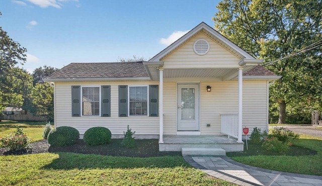 Cozy 2-bedroom house near Rowan Univ. Inspira Medical Ctr., Phila, AC, and NYC