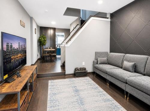 Cozy 2 BR home in South Philly - Easy City Access