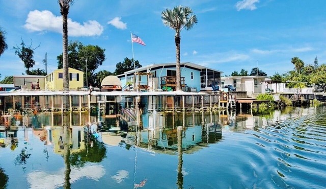 Cozy 3-bedrm cottage w 100’ beach vibes, SUP’s, cabana, dock, guest home option