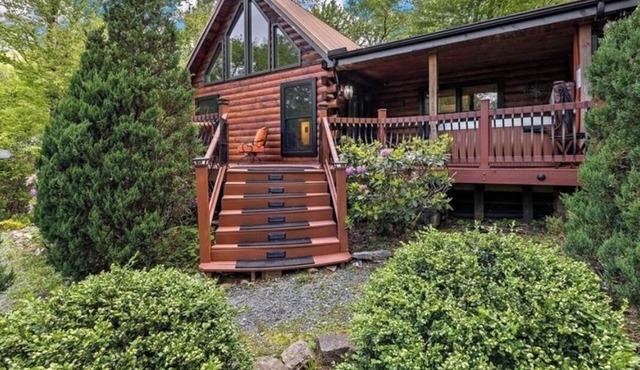 Cozy 3-bedroom cabin in charming Sugar Mountain with WiFi.