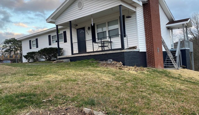 Cozy 3-bedroom house in delightful LaFollette with AC