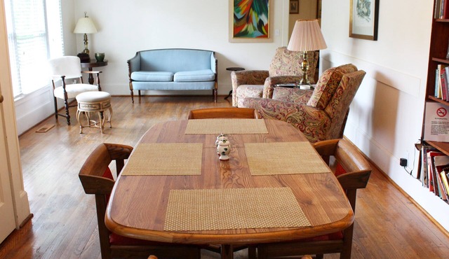 Cozy 4 bedroom, 2 bath cottage for families - wifi and private washer/dryer