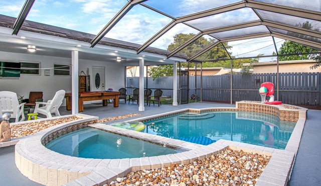 Cozy 4bed/2bath home with heated pool & Jacuzzi