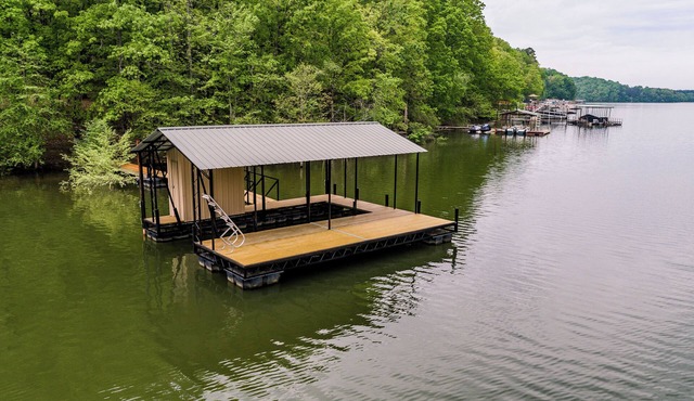 Cozy and serene fishing cabin, Family Traditions, private dock and lake views.