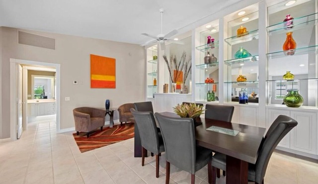 Cozy beach home in vibrant neighborhood with Pickleball courts & Restaurant Home