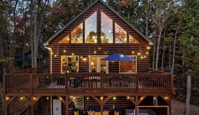Cozy Bear Lodge! Game Room, Hot Tub, Fishing!