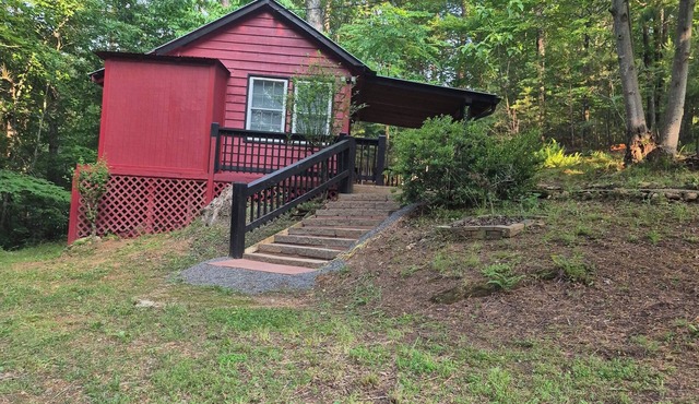 Cozy cabin in peaceful Ellijay with WiFi, AC