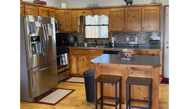 Cozy Cabin w/Views, Jetted Tub and Game Room!