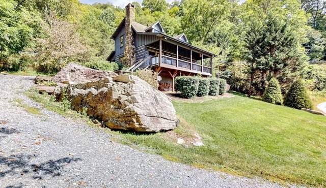 Cozy Cabin-WiFi, Game room, mountain views, hot tub fully stocked, Pet Friendly!