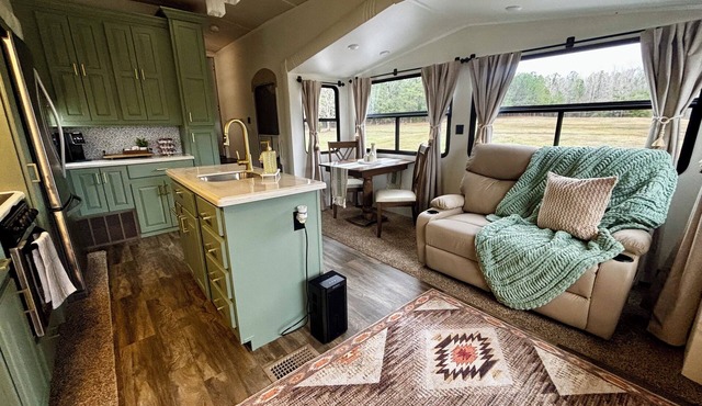 Cozy Camper Getaway on a quiet pasture minutes from Callaway Gardens.